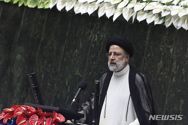 [테헤란=AP/뉴시스] 에브라힘 라이시 이란 대통령이 2021년 8월5일 이란 테헤란에서 열린 취임식에서 연설하는 모습. 라이시 대통령은 19일 이란 북서부 동아제르바이잔에서 헬기로 이동 중 추락 사망했다. 2024.05.20.