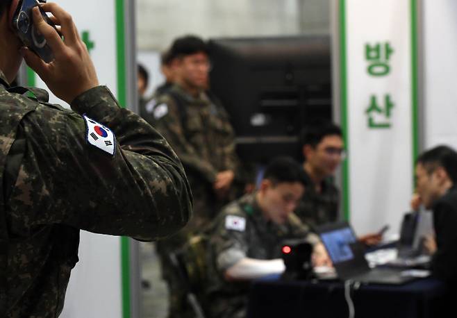 지난달 29일 오후 경기 고양시 킨텍스에서 열린 '2024년 국군장병 취업박람회'를 찾은 장병들이 취업 상담을 받고 있다. 고양=황진환 기자