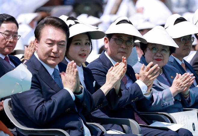 윤석열 대통령과 김건희 여사가 19일 경기도 양주시 회암사지에서 열린 '회암사 사리 이운 기념 문화축제 및 삼대화상 다례재'에서 조계종 총무원장 진우스님이 법어 때 회암사 사리 이운에 대한 감사 인사를 전하자 합장으로 인사하고 있다. 연합뉴스