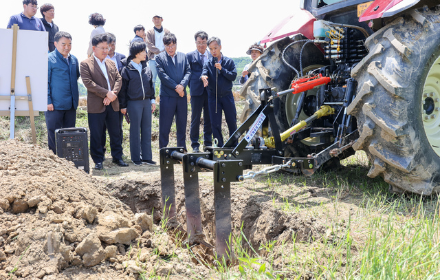 조재호 농진청장(앞줄 오른쪽에서 네번째)이 17일 충남 홍성군에서 논 배수 개선 기술 적용 현장을 살펴보며 농가 의견을 듣고 있다. 농진청