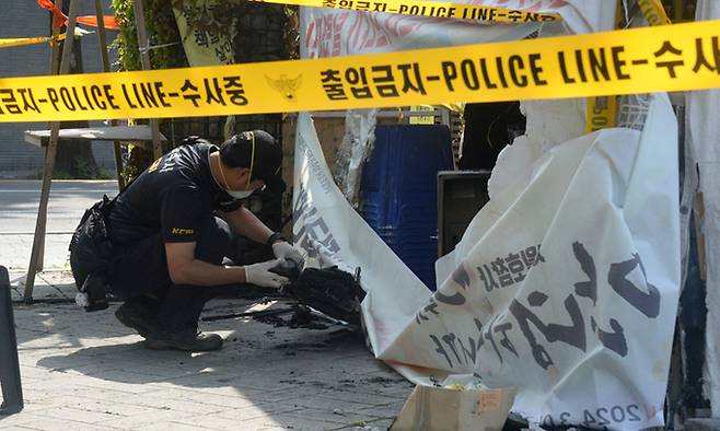 전북경찰청 과학수사대 경찰관들이 20일 전북 전주시 풍남문광장에 위치한 세월호 분향소를 찾아 현장감식을 하고 있다. 전주 세월호분향소는 지난 19일 오후 8시 30분께 원인불명의 화제가 발생해 10여분 만에 진화 됐다. 뉴시스