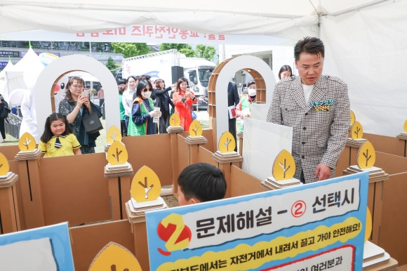 오언석(오른쪽) 서울 도봉구청장이 지난해 열린 제1회 도봉구 어린이안전박람회에서 어린이들과 교통안전 프로그램을 체험하고 있다. 도봉구 제공