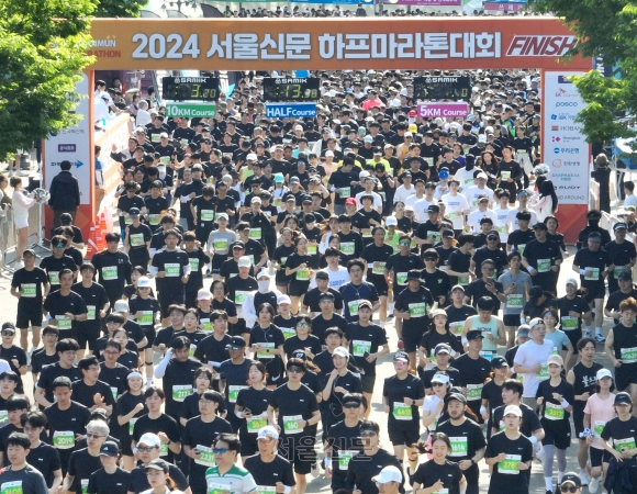 지난 18일 서울 마포구 상암동 월드컵공원 평화의광장에서 열린 ‘2024 서울신문 하프마라톤대회’에 참가한 선수들이 신호와 함께 출발하고 있다. 참가자 1만여명은 하프, 10㎞, 5㎞ 코스 순서로 출발했다. 박지환 기자