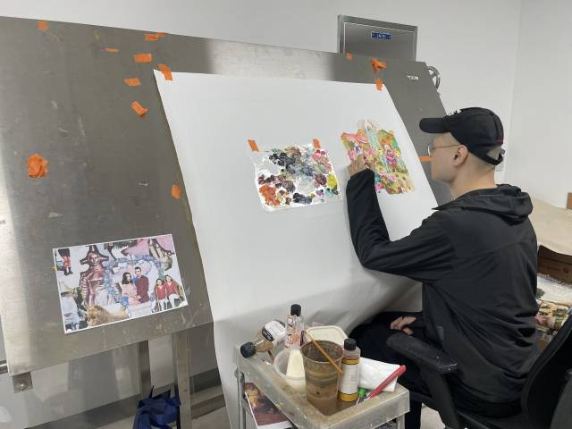 작업실에서 그림을 그리고 있는 노상호의 모습. 노상호의 작업실은 다른 작가들의 작업실과 사뭇 다른 분위기로, 미니멀리즘을 지향하는 1인 소호 사무실 같은 느낌을 자아냈다. 사진=서지혜 기자