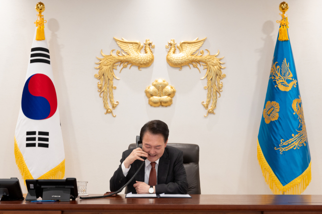 윤석열 대통령이 20일 로런스 웡 싱가포르 신임 총리와 전화 통화를 갖고, 양국 관계 발전에 대해 의견을 교환했다. 연합뉴스