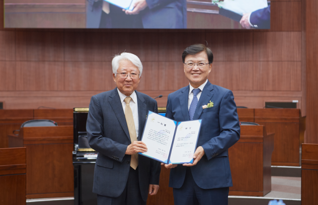 17일 오후 한림대 국제회의관 국제회의실에서 열린 제17회 일송상 시상식에서 배순훈(왼쪽) 글로벌경영협회 회장과 최양희 한림대 총장이 기념사진을 찍었다. 사진 제공=일송학원