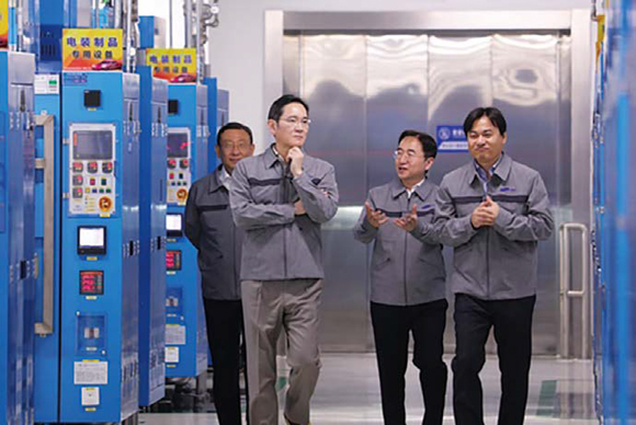 이재용 삼성전자 회장이 3월24일 중국 톈진 삼성전기 사업장을 방문해 MLCC 생산공장을 점검하는 모습 ⓒ삼성전자 제공