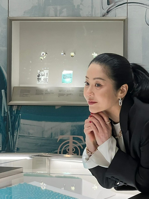 굴욕없는 올백머리를 선보인 배우 고현정. 고현정 SNS 캡쳐.