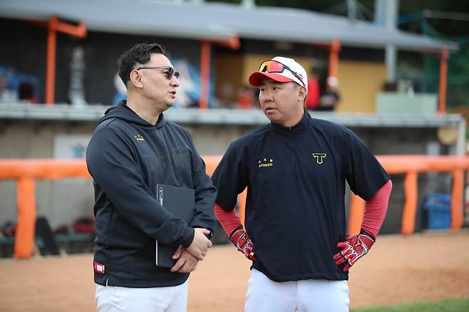 ▲ 심재학 단장(왼쪽)과 이범호 감독 ⓒKIA타이거즈