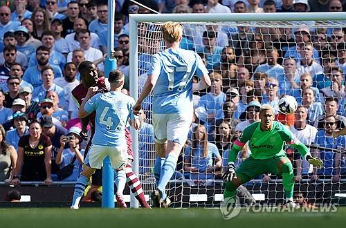 맨체스터 시티가 프리미어리그 최초 4연패를 기록한 클럽이 됐다. 펩 과르디올라 감독이 이끄는 맨시티는 20일 영국 맨체스터에 위치한 에티하드 스타디움에서 열린 웨스트햄 유나이티드와의 2023-24시즌 프리미어리그 38라운드 최종전서 3-1 완승을 거뒀다. 필 포든의 멀티골, 로드리의 쐐기골을 묶어 모하메드 쿠두스가 한 골을 만회한 웨스트햄을 눌렀다. 같은 시간 2위 아스널이 에버턴을 2-1로 꺾었으나 맨시티가 승점 91점 고지를 밟으며 2점 차로 아스널을 따돌리고 우승을 확정지었다. 연합뉴스