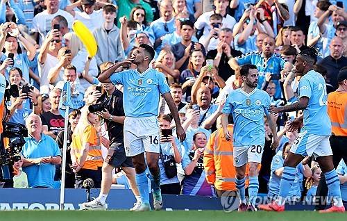 맨체스터 시티가 프리미어리그 최초 4연패를 기록한 클럽이 됐다. 펩 과르디올라 감독이 이끄는 맨시티는 20일 영국 맨체스터에 위치한 에티하드 스타디움에서 열린 웨스트햄 유나이티드와의 2023-24시즌 프리미어리그 38라운드 최종전서 3-1 완승을 거뒀다. 필 포든의 멀티골, 로드리의 쐐기골을 묶어 모하메드 쿠두스가 한 골을 만회한 웨스트햄을 눌렀다. 같은 시간 2위 아스널이 에버턴을 2-1로 꺾었으나 맨시티가 승점 91점 고지를 밟으며 2점 차로 아스널을 따돌리고 우승을 확정지었다. 연합뉴스