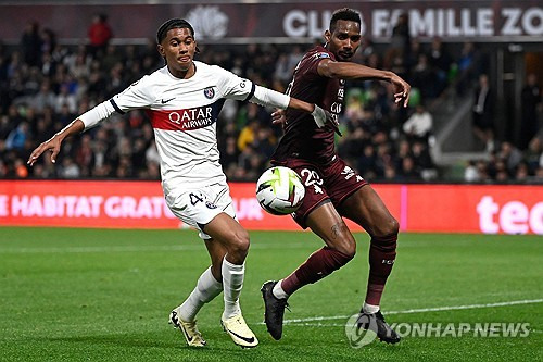 PSG가 20일(한국시간) 프랑스 메츠 인근에 있는 스타드 생 생포리앵에서 열린 FC메츠와의 2023-2024시즌 리그1 최종 라운드에서 이강인의 1골 1도움 맹활약 속에 2-0으로 승리했다.   이미 리그 우승을 확정 지은 PSG는 18개 팀 체제로 치러진 첫 시즌에 승점 76(22승 10무 2패)을 달성했다. 메츠는 이 경기에 패하면서 16위(8승 5무 21패)에 머물렀고 리그2(2부) 3위 팀과 승강 플레이오프를 치른다.   이강인은 이날 1골 1도움을 기록하면서 PSG 첫 시즌에 공식전 두 자릿수 공격포인트(5골 5도움)를 완성했다. 리그 기준으로는 23경기 3골 4도움. 연합뉴스