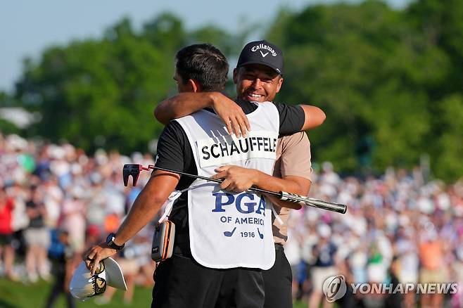 캐디와 포옹하는 쇼플리(오른쪽) [로이터=연합뉴스] Mandatory Credit: Clare Grant-USA TODAY Sports