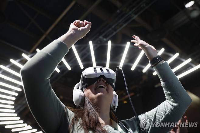 VR 고글을 쓰고 가상현실을 경험하는 한 여성
※본 기사와는 무관함  [EPA=연합뉴스 자료사진]