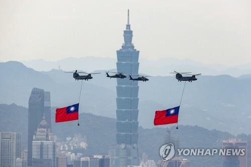 총통 취임식 리허설하는 대만 공군 (타이베이 EPA=연합뉴스) 17일 대만 타이베이 상공에서 대만 공군 소속 치누크 헬기가 대형 대만 국기를 매달고 사흘 앞으로 다가온 라이칭더 신임 총통의 취임식 리허설을 하고 있다. 오는 20일 거행될 예정인 라이 총통 취임식에는 약 50명의 외국 대표단이 참석할 것으로 알려졌다. 2024.05.17 
    passion@yna.co.kr