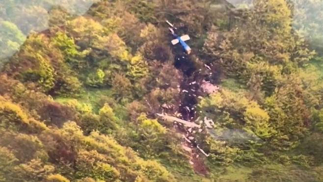 산산조각 난 이란 대통령 헬기의 잔해들 (AFP=연합뉴스) 20일(현지시간) 이란 북서부 산악지대에서 발견된 에브라힘 라이시 이란 대통령이 타고 있던 헬기의 잔해. 2024.5.20