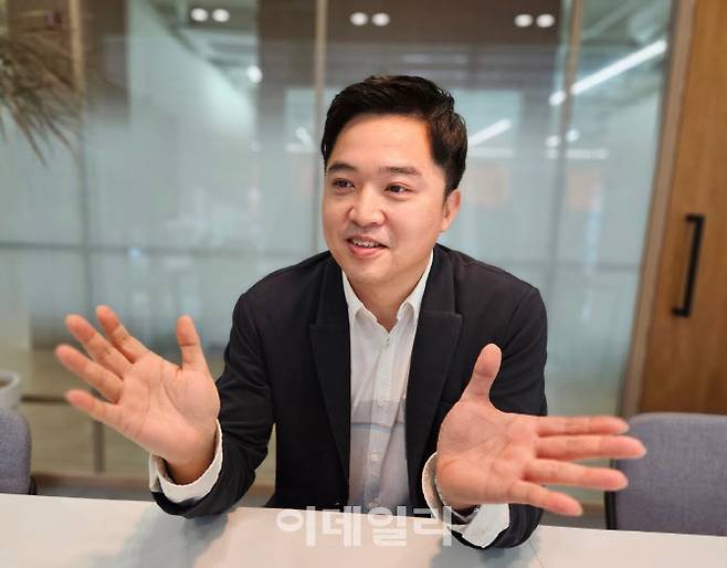 조창현 원셀프월드 대표가 자사 리워드 앱 서비스인 ‘마이비’에 대해 설명하고 있다. (사진=블루포인트파트너스)