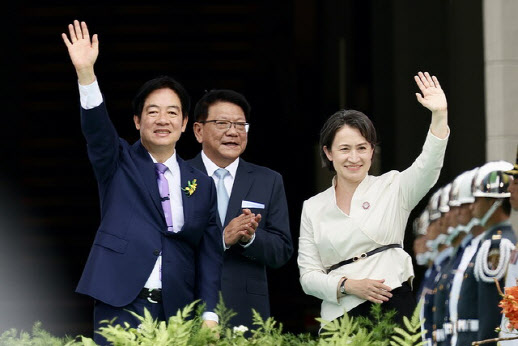 20일 타이베이에서 개최된 대만 총통 취임식에서 라이칭더 총통(왼쪽)이 샤오메이친 부총통(오른쪽)과 함께 손을 흔들어 인사하고 있다. (사진=EPA 연합뉴스)