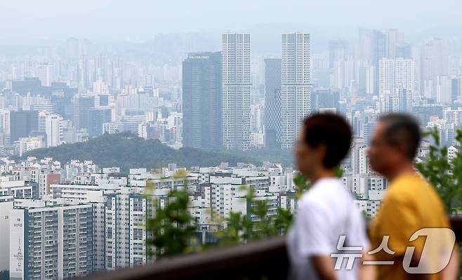 20일 오후 서울 남산에서 바라본 도심에 아파트 단지가 보이고 있다. 올해 주택 거래 중 아파트가 차지하는 비중이 역대 최대인 것으로 나타났다. 반면 단독·다세대·연립 등 비(非) 아파트 거래 비중은 전세사기 여파로 역대 최저를 기록했다. 이날 한국부동산원의 주택유형별 매매거래에 따르면 올해 1분기 거래 중 아파트 비중은 75.8%으로 지난해보다 1.6%p 높아진 것으로 나타났다. 2024.5.20/뉴스1 ⓒ News1 장수영 기자