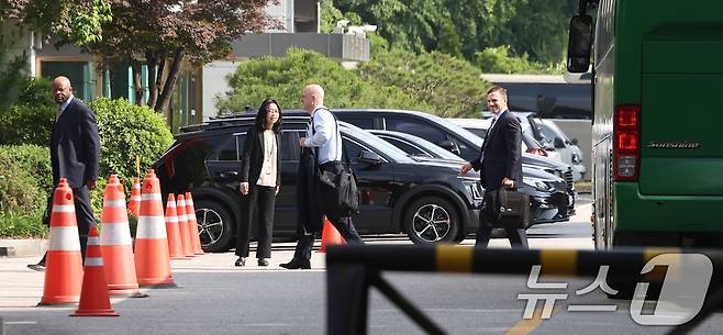 21일 오전 서울 동대문구 한국국방연구원에서 열린 '제12차 한미 방위비분담금특별협정(SMA)' 체결을 위한 2차 회의에 미국 측 대표단이 참석하고 있다. 2024.5.21/뉴스1 ⓒ News1 민경석 기자