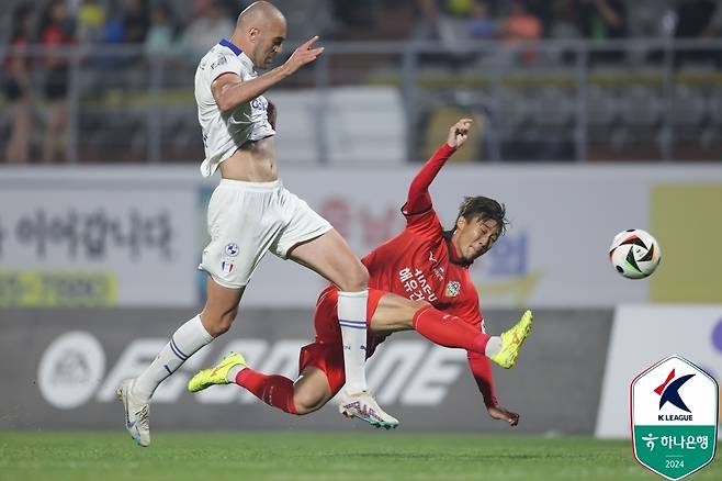 수원 삼성(유니폼 흰색)은 21일 열린 K리그2 14라운드에서 충남아산에 0-1로 졌고, 4연패 수렁에 빠졌다. (한국프로축구연맹 제공)