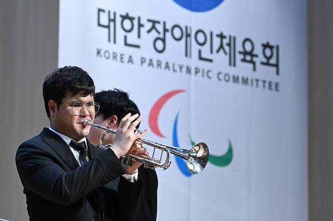 세종꿈나무오케스트라 장애인 예술 강사 홍린경씨가 연주하고 있다