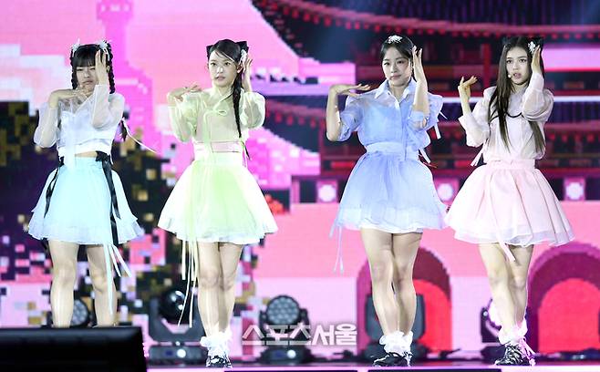 뉴진스가 21일 서울 경복궁에서 열린 ‘코리아 온 스테이지’에서 공연을 하고 있다. 사진 | 최승섭기자 thunder@sportsseoul.com
