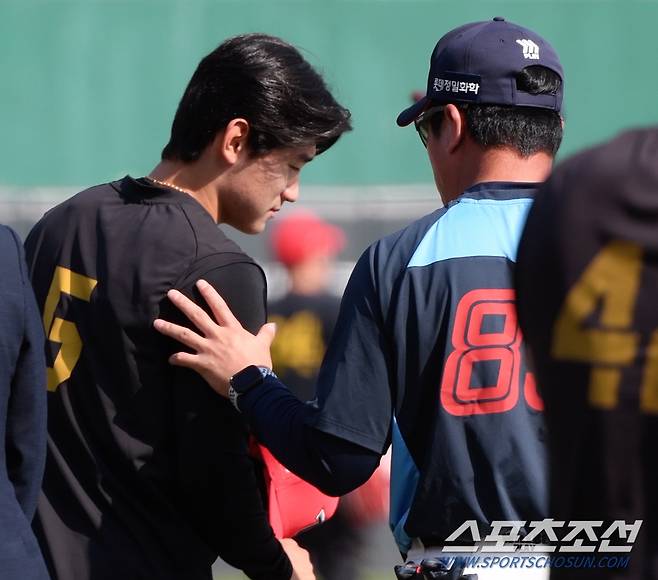 자신을 우상으로 여긴 김도영의 어깨를 다독인 김주찬 코치