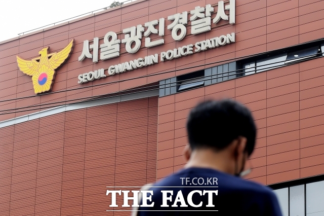 서울 광진경찰서는 21일 오전 5시께 서울 광진구 한 건물 안에서 흉기에 찔려 쓰러져 있는 20대 여성 A 씨와 남성 B 씨를 발견, 수사에 나섰다. /더팩트DB