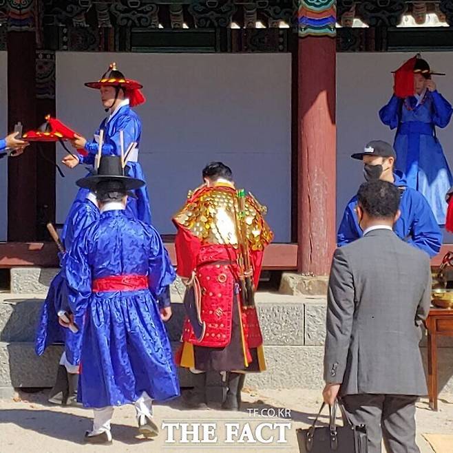 임진왜란 당시 이순신 장군이 수군 출정식에 앞서 둑제를 올리기 이해 초헌관에 올라서는 장면을 재현하고 있는 모습./여수시