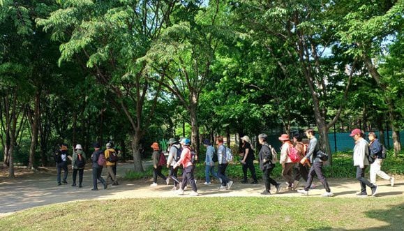 '지금, 올레?’ 걷기 학교 프로그램에 참가한 3기 교육생들이 서울숲을 걷고 있다./(사)제주올레