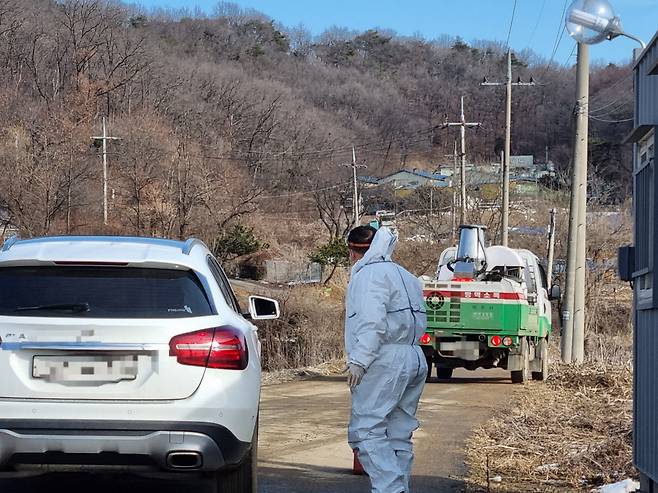 지난 1월 아프리카돼지열병(ASF)이 발생한 경기 파주시 적성면 한 양돈농장에서 차량 및 외부인 출입이 통제되고 있다./뉴스1