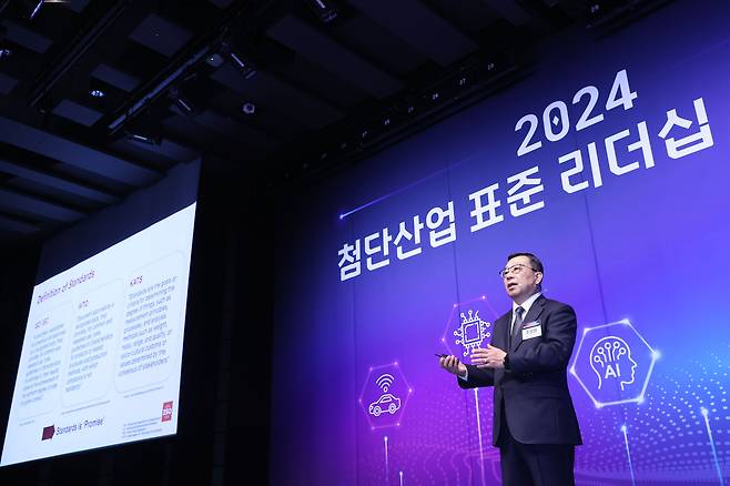 조성환 국제표준화기구(ISO) 회장이 21일 서울 소공동 웨스틴조선호텔에서 열린 '첨단산업 표준 리더십 포럼 총회'에서 특별강연을 하고 있다. /조선비즈DB