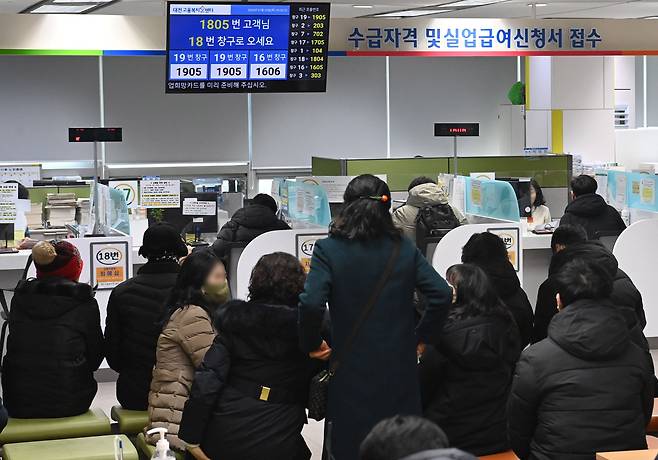 지난 1월 25일 오전, 대전 서구 고용복지플러스센터를 찾은 실업급여 수급자들이 상담을 기다리고 있다. /조선DB