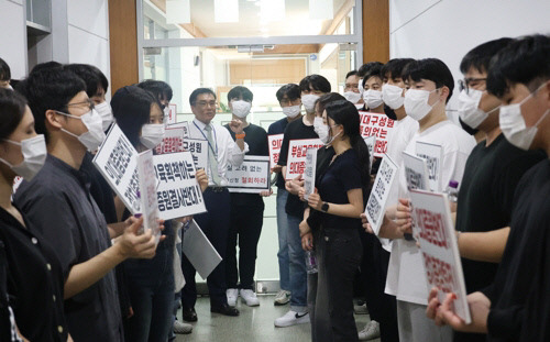 충북대학교 의과대학 증원을 위한 학칙 개정안이 21일 교무회의에서 통과됐다. 개정안이 가까스로 교무회의에서 통과됐지만 여전히 충북대 의대 교수 및 학생들의 반발이 이어져 진통이 예상된다. 연합뉴스