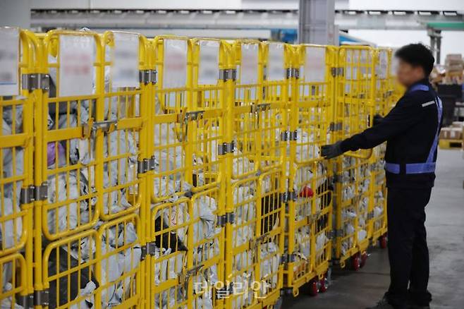 16일 인천 중구 인천공항본부 세관 특송물류센터에서 관계자들이 중국에서 들어온 물품을 정리하고 있다. ⓒ연합뉴스