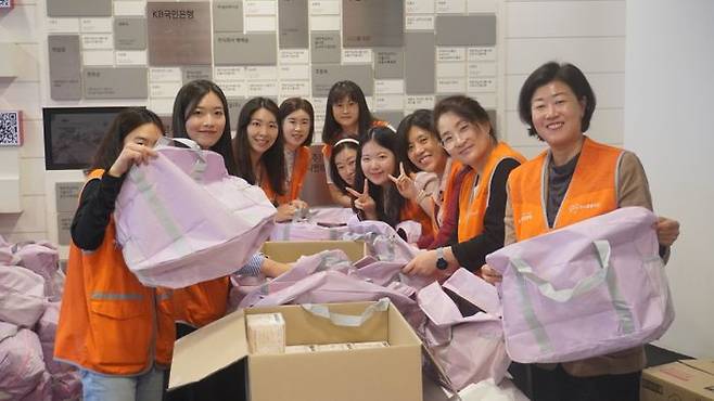 코스콤 직원들이 지난 20일 대한적십자사 서울특별시지사 서부봉사관에서 취약가정 여성 청소년을 위한 ‘희망의 핑크박스’를 제작하고 기념촬영을 찍고 있다. ⓒ코스콤