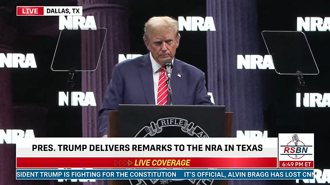 도널드 트럼프 전 미국 대통령이 18일 텍사스주 댈러스에서 열린 전미총기협회 연례회의에서 연설 도중 갑자기 침묵하고 있다. 트럼프
 전 대통령은 연설 시작 약 1시간 20분쯤에 아무런 말도 없이 30초가량 멈춰 있었다. RSBN 유튜브 화면 캡처