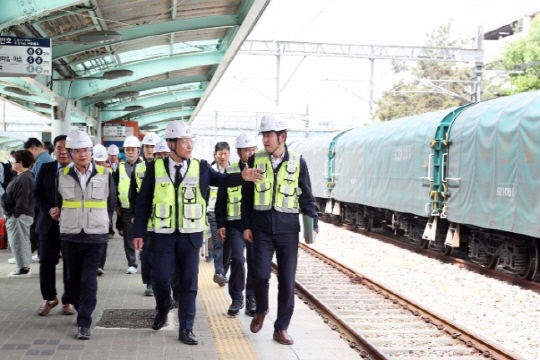 이성해(가운데) 국가철도공단 이사장이 안전 대전환을 위한 특별 점검에 나서고 있다. <연합뉴스 제공>