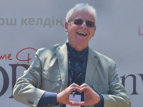 한국을 찾은 아이유 '찐팬' 할아버지 제브 라테트(76)씨. [연합뉴스]