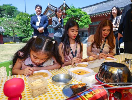 '코리아 인바이트 유'에 초청된 필리핀의 코미디언 멜라이 칸티베로스 프란시스코와 딸들이 21일 오후 서울 성북구 삼청각에서 열린 환영행사에 앞서 달고나 만들기 체험을 하고 있다. 문화체육관광부는 한국관광공사와 '2024 한국방문의 해'를 맞아 한국을 사랑하는 외국인 50여명 내외를 20∼24일 한국에 초청해 K-팝 댄스 클래스, 치맥 등 한국 문화를 경험하는 '코리아 인바이트 유'를 진행한다고 밝혔다. [연합뉴스]