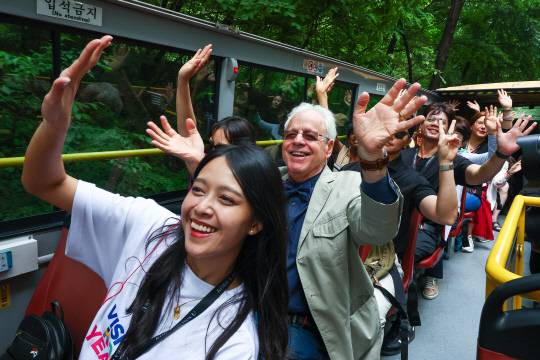 한국 드라마와 가수 겸 배우 아이유의 열성 팬으로 알려진 제브 라테트 씨를 비롯한 K-컬처 팬들이 21일 오전 서울시티투어버스를 타고 서울 중구 남산 일대를 돌아보며 손을 흔들고 있다. [연합뉴스]