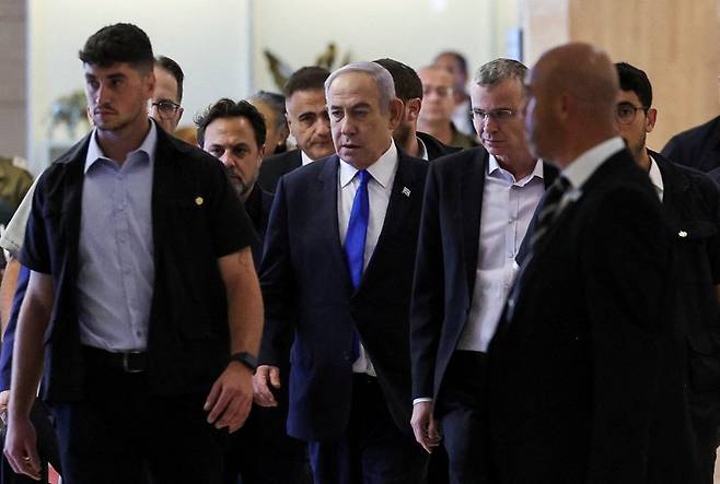 베냐민 네타냐후(가운데) 이스라엘 총리가 20일(현지시간) 예루살렘 의회에 도착해 자신의 리쿠드당 모임에 입장하고 있다. 국제형사재판소(ICC) 검찰은 이날 전쟁범죄 혐의로 네타냐후 총리, 요아브 갈란트 이스라엘 국방장관과 하마스 지도부에 대한 체포영장을 청구했다. 로이터 연합