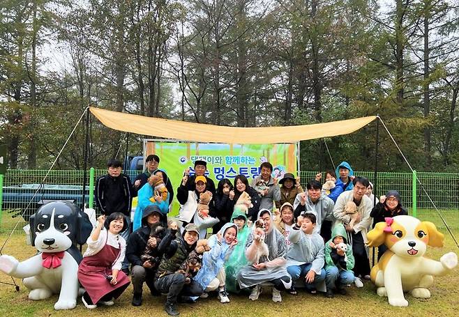지난해 5월 경기 양평의 국립산음휴양림에서 진행된 '숲속 멍스토랑' 참가자들이 기념촬영을 하고 있다.