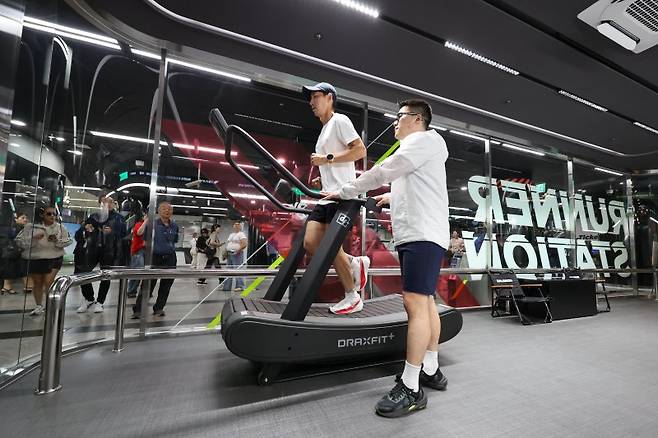 21일 개장한 서울 지하철 5호선 여의나루역 내 '러너스테이션' 모습. 연합뉴스