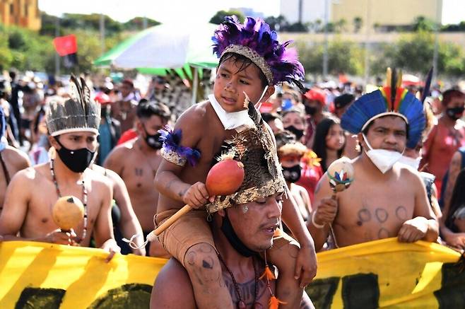 브라질 원주민들이 2021년 9월1일 수도 브라질리아의 대법원 앞에서 집회를 열어 원주민 구역 지정을 제한하는 법안에 위헌 결정을 내려달라고 요구하고 있다. AFP 연합뉴스