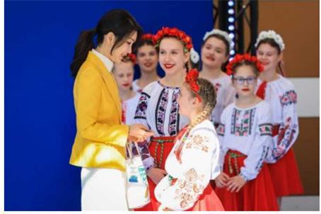 지난해 7월 12일 리투아니아 빌뉴스에서 열린 나토 정상회의 방문 당시 우크라이나센터 방문한 김건희 여사. 대통령실은 21일 김 여사의 우크라이나 아동 그림전 참석 소식을 전하면서 당시 사진을 비롯한 관련 사진과 영상을 공개했다. 대통령실 제공