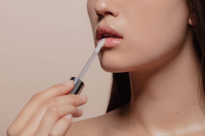 유통기한이 지난 립 메이크업 제품을 발랐다간 세균에 감염돼 입술에 염증이 생길 수 있다./사진=클립아트코리아