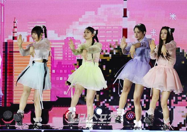 그룹 뉴진스가 21일 오후 서울 종로구 경복궁 흥례문 광장 앞에서 열린 '코리아 온 스테이지' 공연에 참석해 멋진 무대를 선보이고 있다. 서병수 기자 qudtn@edaily.co.kr /2024.05.21/