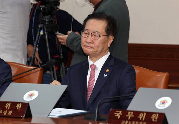 박성재 법무부 장관이 21일 오전 서울 종로구 정부서울청사에서 열린 국무회의에서 입을 굳게 다문 채 한덕수 국무총리의 채상병 특검법 거부권 관련 발언을 듣고 있다. [사진=뉴시스]